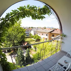https://hostel-greenslo.hotels-in-ljubljana.com